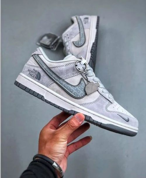 NIKE SB DUNK NORTH FACE GREY SKY CDG KEYCHAIN  BOYS
